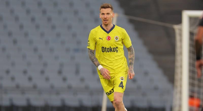 Fenerbahçe'nin transfer görüşmesi için izin verdiği Serdar Aziz henüz kendisine takım bulamadı. Sarı-lacivertliler, tecrübeli stoperin sözleşmesini feshetmeyi planlıyor. (Takvim)