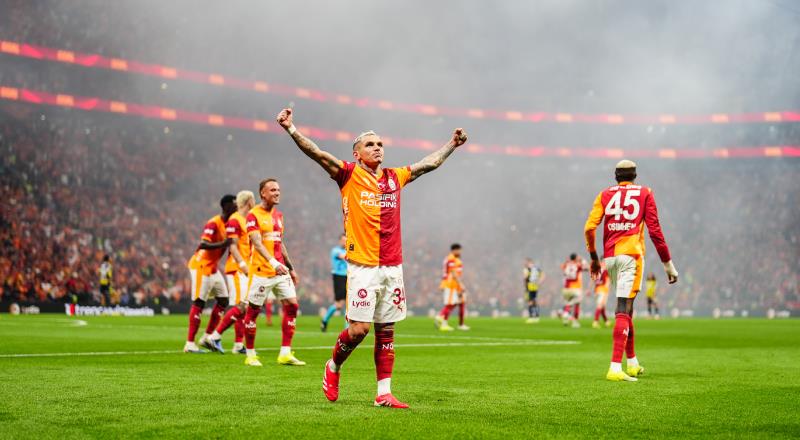 • Galatasaray, Trendyol Süper Lig'de Okan Buruk yönetiminde Fenerbahçe'yi mağlup ettiği dört maçta üçer gol attı (toplam 12).
