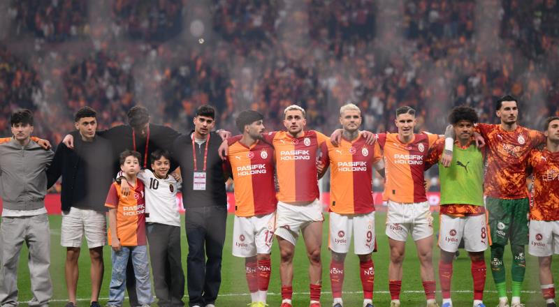 • Galatasaray, bu sezon Trendyol Süper Lig'de Fenerbahçe'ye karşı bir maçta en fazla şut çeken (21), rakip ceza sahasında topla buluşan (35), beklenen gol değeri üreten (2.8 xG) ve sarı-lacivertlileri en düşük şut sayısında tutan ekip oldu (5).

