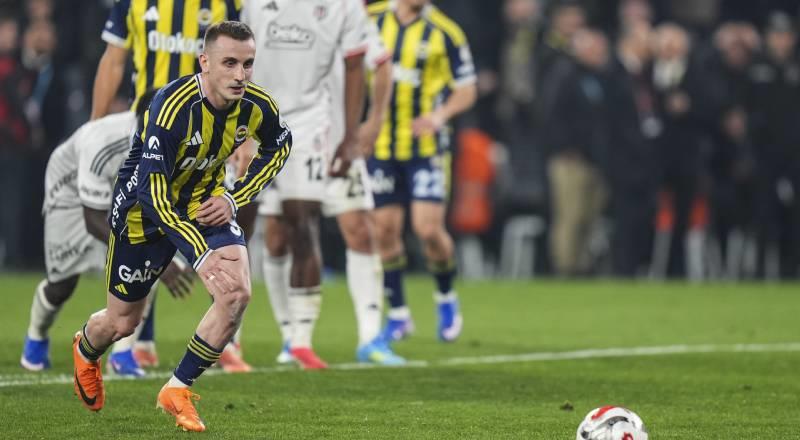 • Beşiktaş maçında beş net gol pozisyonuna giren Fenerbahçe, Opta'nın bu veriye sahip olduğu 2014/15'ten bu yana siyah-beyazlıları konuk ettiği bir karşılaşmadaki en yüksek sayısını tekrarladı (5; Kasım 2020).
