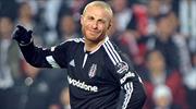 Beşiktaşlı Gökhan Töre'ye serum tedavisi 