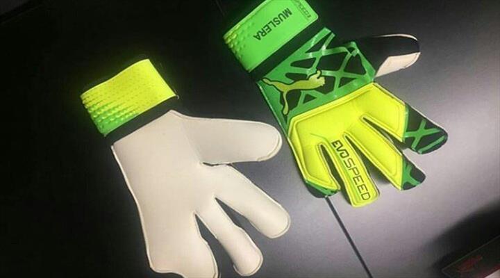 Muslera özel eldivenle sahada