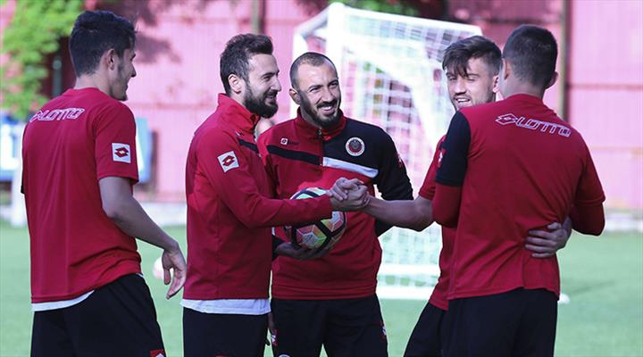 Ahmet İlhan sahaya indi