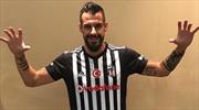 Negredo imzayı atıyor
