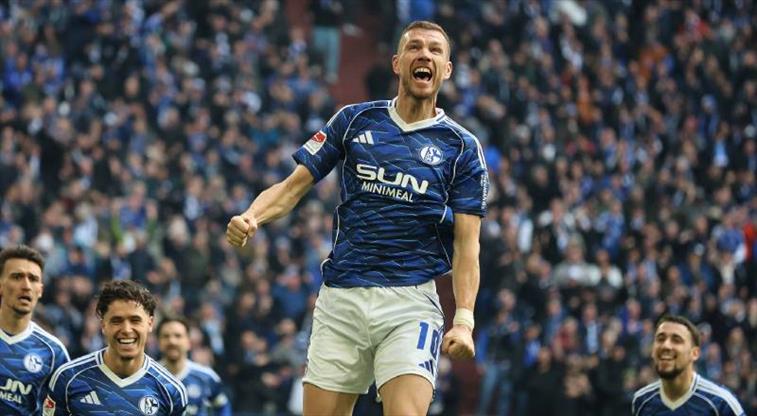 39 yaşındaki Edin Dzeko, Almanya'ya damga vurdu!
