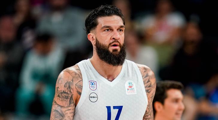 Anadolu Efes'te pivot Vincent Poirier, ameliyat oldu