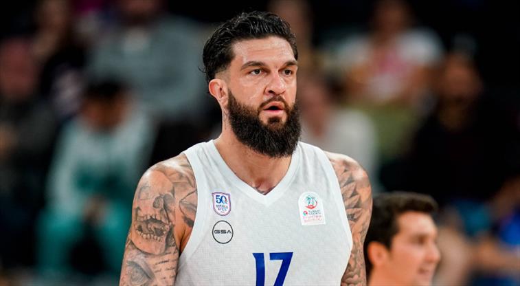 Anadolu Efes'te pivot Vincent Poirier, ameliyat oldu