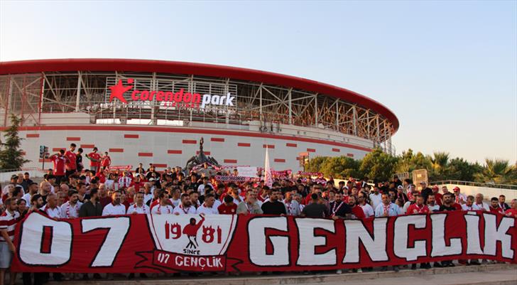 Antalyaspor'un yeni yönetimi taraftarla yürüyüş gerçekleştirdi