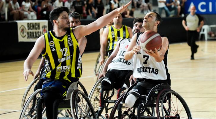 Play-off'ta dev derbide kazanan Beşiktaş!