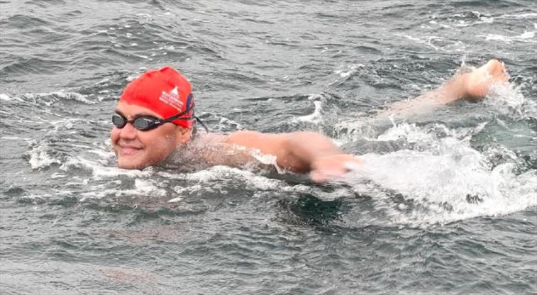 Otizmli ultra maraton yüzücüsü Tuna Tunca, Kuzey Kanalı'nı geçti
