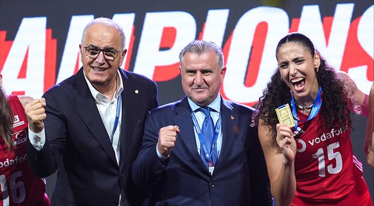 Bakan Bak, A Milli Kadın Voleybol Takımı'nı kutladı