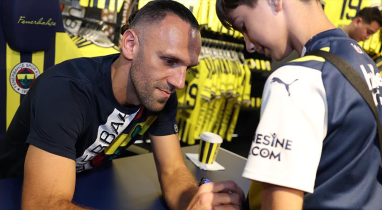 Vedat Muriqi, imza gününde Fenerbahçeli taraftarlarla buluştu
