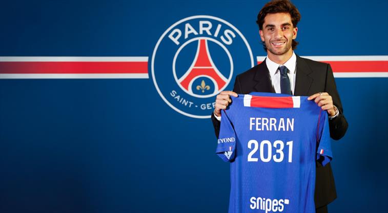 Paris Saint-Germain, Ferran Torres'i resmen duyurdu