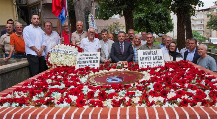 Hüseyin Avni Aker mezarı başında anıldı