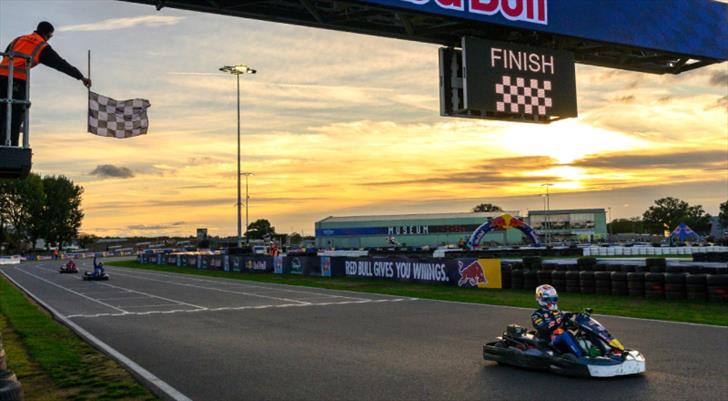Max Verstappen, 14 turda 100 amatör karting sürücüsünü geride bıraktı
